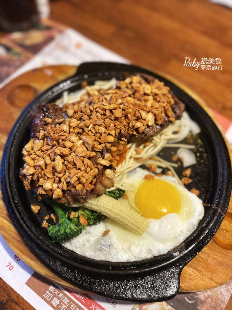 【宜蘭五結美食】來來牛排館，招牌蒜香牛排必點，副餐麵加量不加價老闆不怕你吃，就怕你吃不飽，酥皮濃湯、沙拉、甜點還有古早味紅茶喝到飽