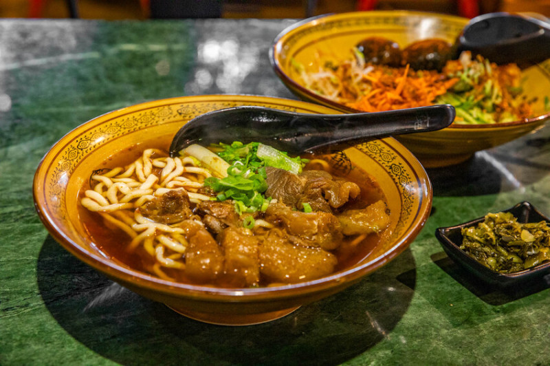 花蓮縣吉安鄉六里屯麵食專家 美崙旗艦店｜在地鄉民推薦湯鮮味濃肉大塊牛肉麵！在地經營70年牛肉麵老店