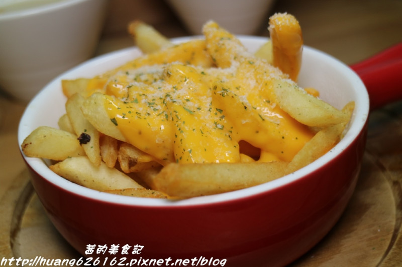 【台北信義區】享受美食還能看到101夜景『Freaks Café & Bistro 癮客餐酒館 / 誠品信義店』早午餐/義式料理/下午茶/手工甜點/冰淇淋/飲料/體驗團