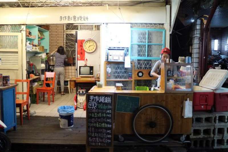 高雄三民區=<食>卷卷人~火車站附近銅板美食好選擇＊文青風十足的捲餅＊口味多元到難以選擇啊!=