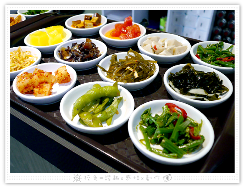 [高雄食記] 韓咪達‧韓式料理~14種小菜免費無限供應！低消只要150元！韓式炸雞/海鮮煎餅/炸醬麵/石鍋拌飯/辣湯鍋