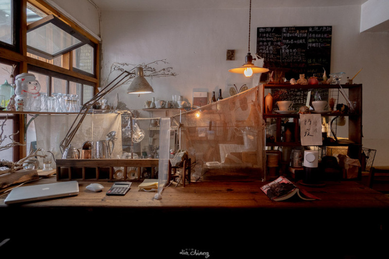 台中市南區早午餐 貪吃鬼 老宅及復古擺設，暗色系風格，餐點美味讓人一再回訪