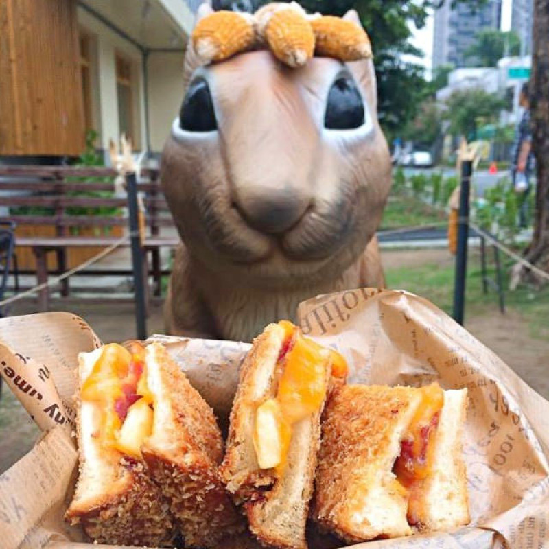 【台中西區 -艸水木堂】審計新村║ＩＧ熱門打卡景點又一發～好萌好可愛的松鼠兔子旋轉木馬，遊樂園般的歡樂氣氛，428具茶駅最新力作，戶外野餐的概念～