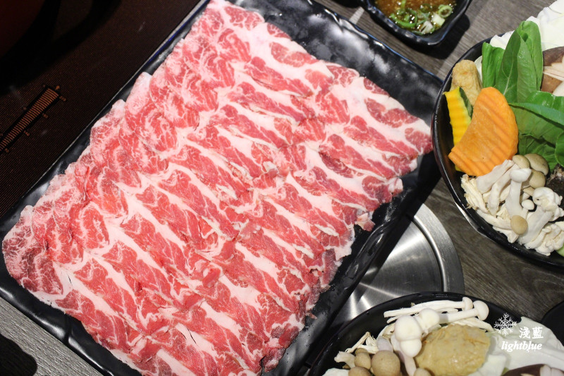 [ 忠孝敦化站美食 ] 淺藍 × 慕食極品和牛活海鮮～西餐般高雅氣氛的美味鑄鐵鍋東區火鍋