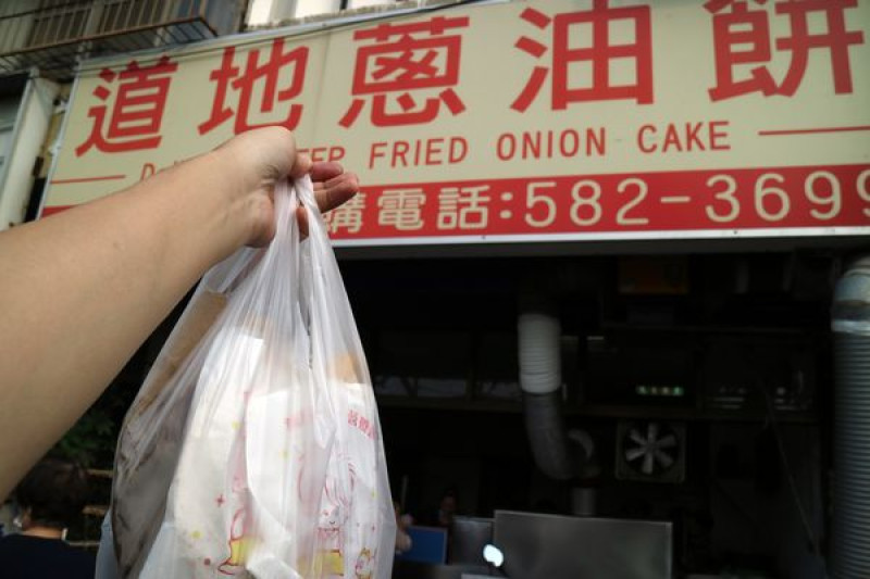 高雄左營區=<食>道地蔥油餅~社區完美美食＊爆漿餡餅搭配爆料韭菜盒，最後再來個延展性超好的蔥油餅！眷村排隊美食=