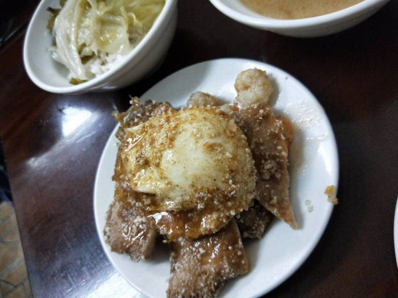 基隆美食。天天鮮半熟蛋蝦仁排骨飯 便宜高CP推薦