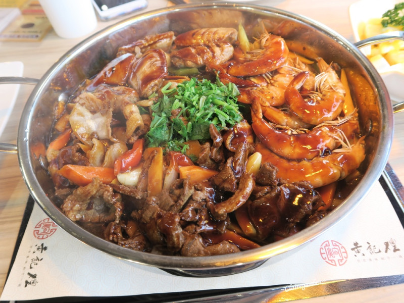桃園 ATT筷食尚 黃記煌三汁燜鍋~北京十大鍋之一，用燜的更入味。一鍋二吃