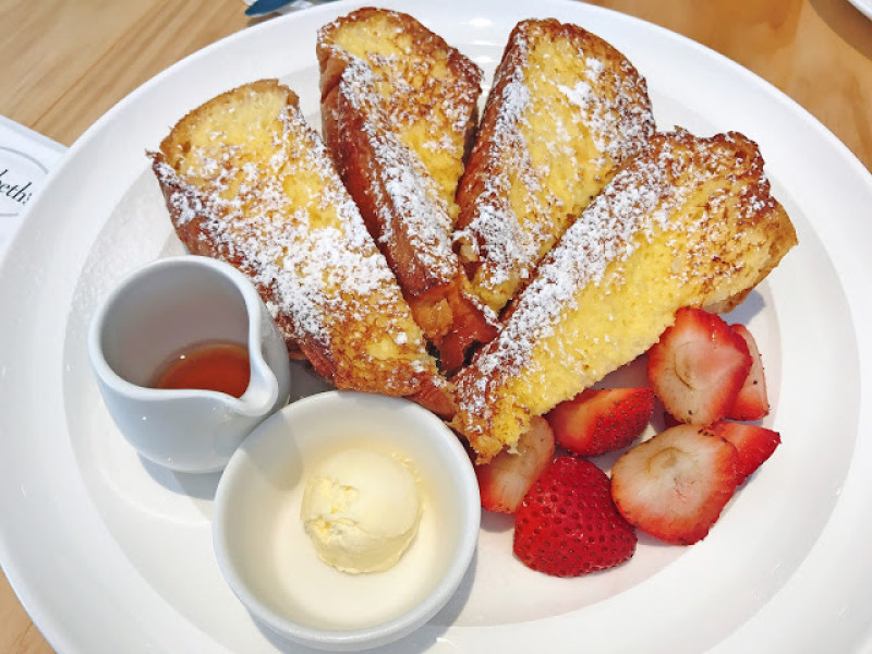 [食記] 中壢 Sarabeths紐約早餐女王。法式吐司、佬墨輕辣蛋捲、總匯三明治(中壢SOGO)
