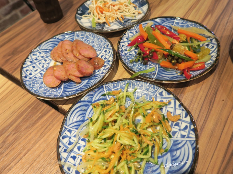 台北 捷運忠孝復興 Woo姥姥麵館~東區平價麵館。山東和四川特色麵。不一樣的小菜