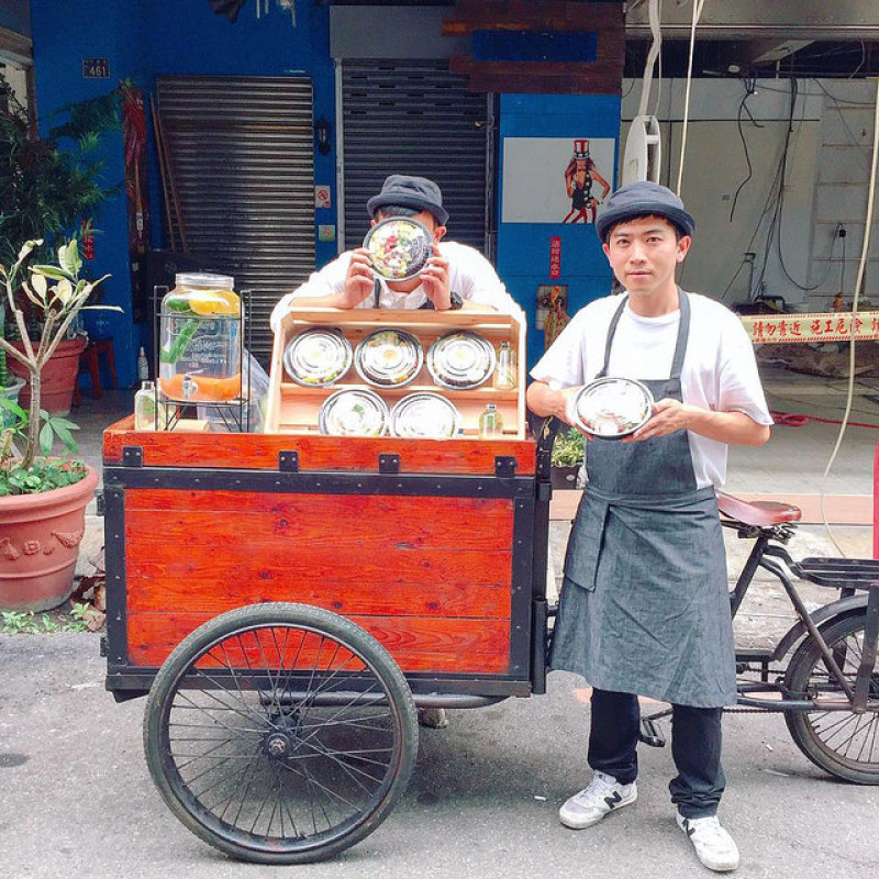 【台中便當 -  古飲食 Paleo Diet】中美街美食推薦║位在廣三SOGO後方的小攤車！有兩位親切的小鮮肉老闆賣著健康清爽的便當！有著令人食指大動的雞胸肉、松阪豬、鯛魚肉！也有素食的唷！