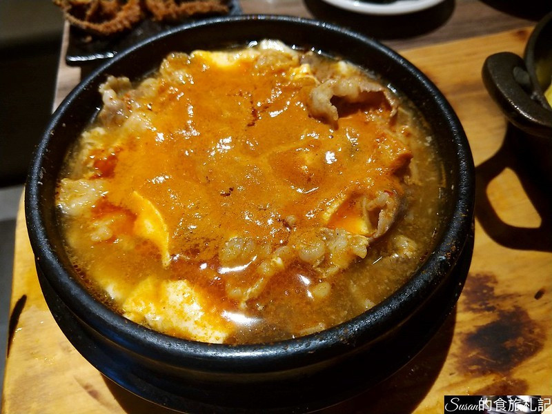 台中美食|北村豆腐家，豆腐煲附韓式鑄鐵拌飯，豆腐超滑嫩、韓式小菜無限續用，秀泰站前店