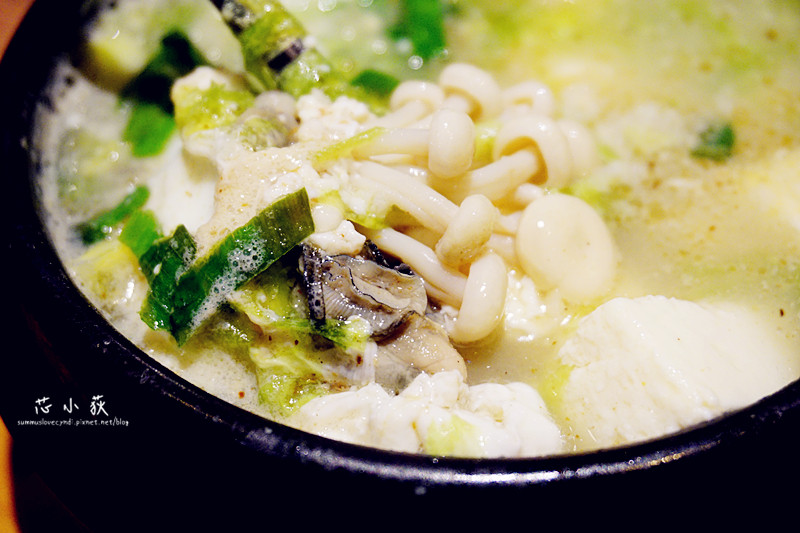 北村豆腐家 豆腐煲.鐵拌飯.韓料理(台中秀泰店)。298元起CP值超高的韓式料理套餐，嫩豆腐煲+五色拌飯+韓式小菜無限供應+香蕉牛奶霜淇淋，經典一次享受!