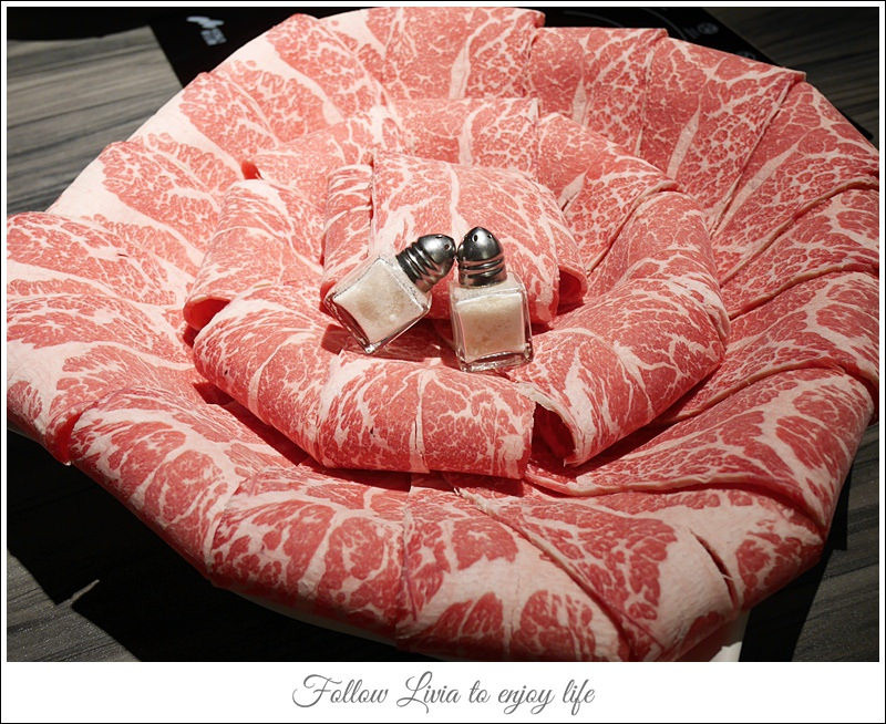 美食。餐廳│ 新北市新莊區 新莊捷運站 湯正黑潮涮涮 新莊火鍋 超大肉盤/明治冰淇淋 ❤跟著Livia享受人生❤