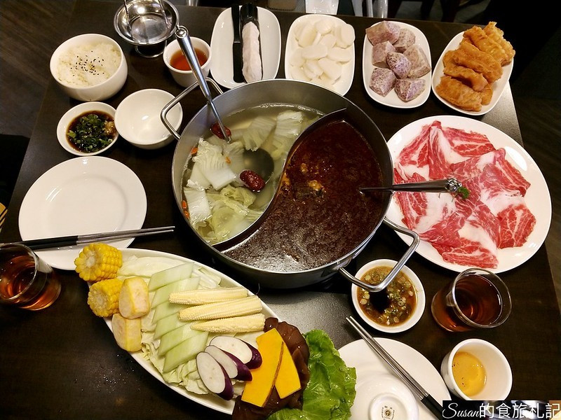 台南美食|寬窄巷子四川麻辣鍋，超特別的九宮格麻辣鍋，怕太辣也可以選擇鴛鴦鍋，麻辣湯底香辣過癮、食材相當講究  完整菜單