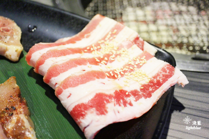 [ 市府站美食 ] 淺藍 × 好客燒烤台北市府店～下班後來去點餐式海鮮燒烤及沙拉吧吃到飽，還有啤酒／調酒無限暢飲 