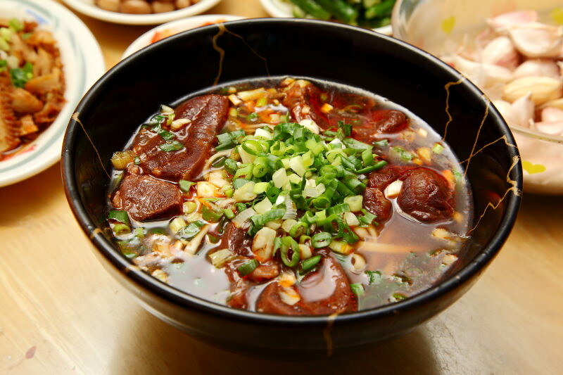 新北市新莊區阿忠牛肉麵｜內牛滿麵！熬到天荒地老香醇牛骨湯+滿滿像牛排的牛肉