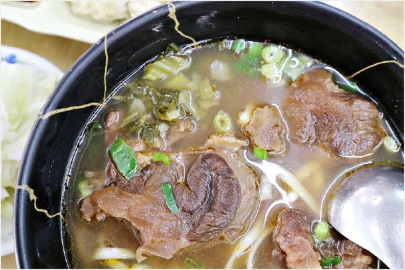 [新北新莊]阿忠牛肉麵|近三十年的在地牛肉麵，純牛骨熬製湯頭，用料大方價格實在|紅燒牛肉麵、清燉半筋半肉麵、滷牛肚、小黃瓜、泡菜|近光華國小、福祿新城二