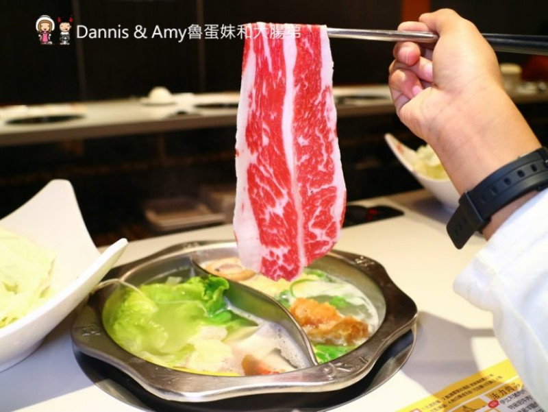 阿官火鍋專家-竹北自強店。一個人的鴛鴦小火鍋。推薦緬式椰奶、皮蛋香菜湯底。冰紅茶無限暢飲︱自強南路餐廳。摩曼頓寶雅旁 