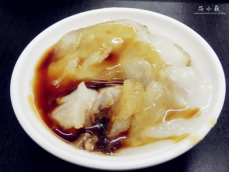 東港肉丸。蔣公路觀光夜市老店，超人氣排隊店，從路邊攤轉變成店面，生意還是一樣蝦蝦叫，一顆35元的肉圓，料好實在，大甲媽祖鎮瀾宮周邊美食!