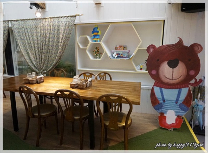 [台北公館]遊戲空間小巧溫馨。方便看顧小孩★熊一枝Family Cafe親子餐廳