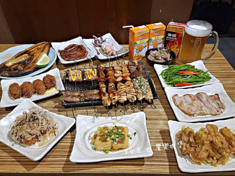 串燒殿  東區 ll  誰說吃燒烤要自己動手?? 二種價位現點現做，只要坐好等吃烤好的美食就幫你送上桌，居酒屋料理、串燒、炸物、熟食、飲料，一次滿足你 !