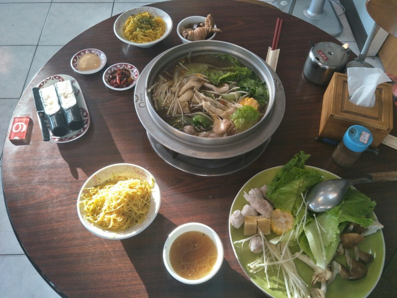 【台北淡水養生鍋物-帝王食補】近淡水捷運站二號出口美食鍋物推薦  適合家庭好友聚會2-3人共吃的菜脯雞鍋～ 以台灣黑金老菜脯和黃金雞熬製  的精華湯頭配上黃金麵線～～吃到欲罷不能的熱熱鍋物推薦！！