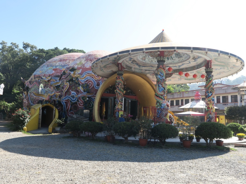 [玩/南投]草屯 十九龍柱(慈德宮)~看夜景好去處之斗笠帽亭&高聳入天19龍柱