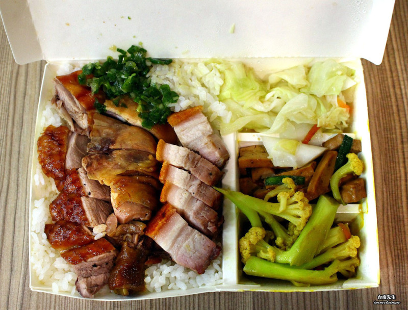 台南港式燒臘／無招牌隱藏版美食／只賣傍晚飄香15年／每日限量晚來吃無／人氣主菜2個半小時秒殺完售／還沒營業就排隊／老饕私藏口袋名單