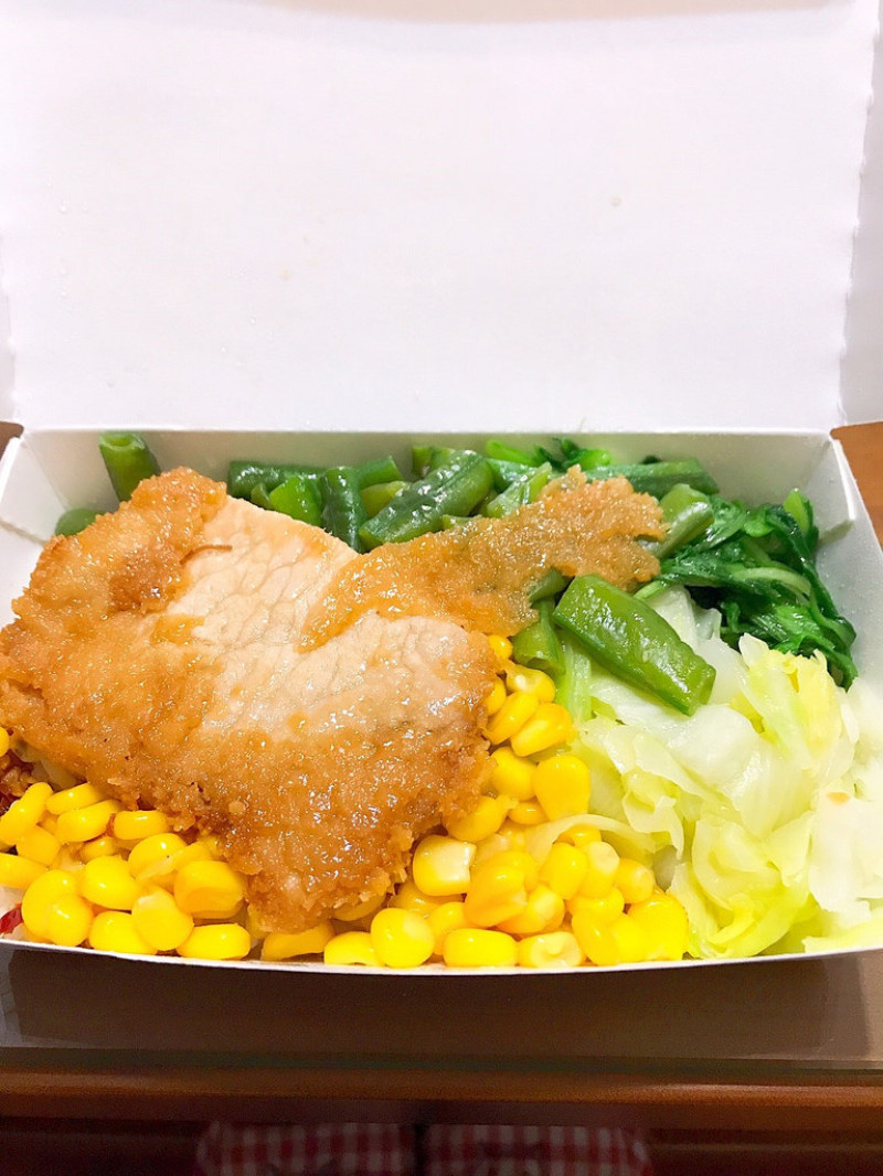 美食►桃園中壢┃米迪排骨┃內壢不私藏，好吃不油膩的家常便當！推薦滷排骨便當，一定要加店家自炒的辣椒