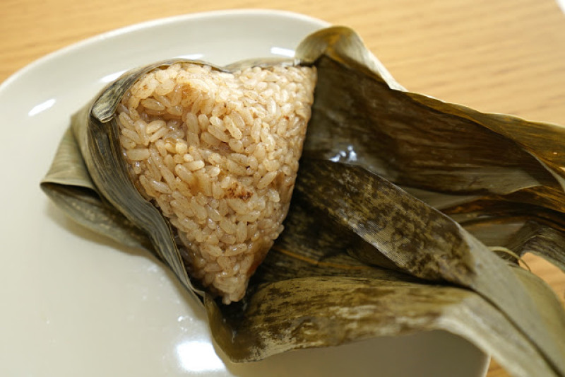 [食記] 新竹 美芳糕餅舖/肉粽。糯米炒得香Q入味的北部粽!