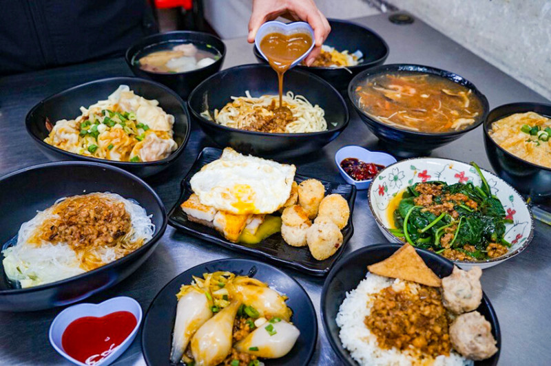 在地老饕必推！一麵三吃＋菜頭粿米腸蛋，香濃麻醬任你淋，最美味銅板小吃就在這！！