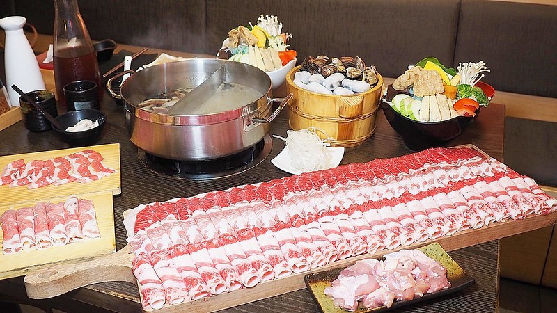 【高雄│鼓山】井兵衛壽喜燒│浮誇上了一個新境界！超狂驚人肉盤、大蛤蠣、大生蠔，肉肉控必吃（附完整菜單）│鼓山火鍋│高雄壽喜燒