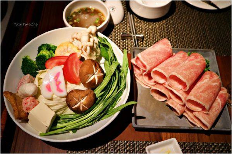 [台北信義]À Point Steak & Bar 艾朋牛排餐酒館|豪華台北夜景伴美食佳餚|USDA Choice碳烤特選冷藏去骨牛小排、霜降里肌豬肉涮涮鍋套餐