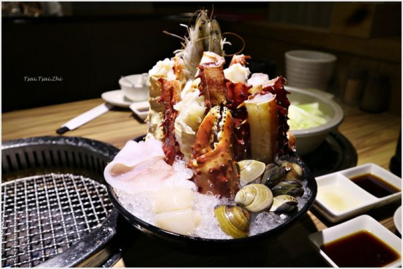 [台北松山]八田頂級帝王蟹鍋物燒烤吃到飽|波士頓龍蝦、帝王蟹、生魚片、生蠔、干貝、牛小排、嫩肩、羊小排、松阪豬、蛤蜊、透抽(捷運忠孝敦化站)