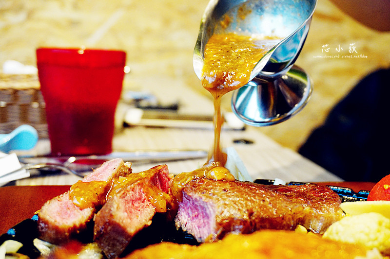 阿蘭貝爾牛排廚房(崇德店)。199元起平價牛排套餐，湯品、飲品無限量供應，精緻舒適享受!