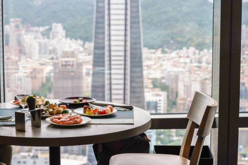 饗饗INPARADISEＸ魔王 台北信義區 居高臨下品嚐美饌 信義微風46樓美景自助餐 鮑魚海鮮粥有驚艷 信義區自助餐推薦 捷運市政府站 內文有店家資訊