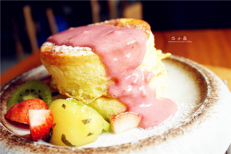 成真社會企業 Come-True Coffee (台中審計店)。文青必訪老屋咖啡廳，台中必吃激厚舒芙蕾厚鬆餅，假日還有街頭藝人表演!