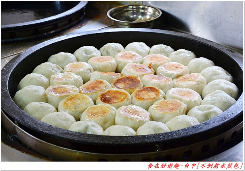 下午點心時刻必吃美食!!水煎包．鮮肉包．還有蔥花捲跟包子饅頭，每一樣都好吃！！台中-不倒翁水煎包