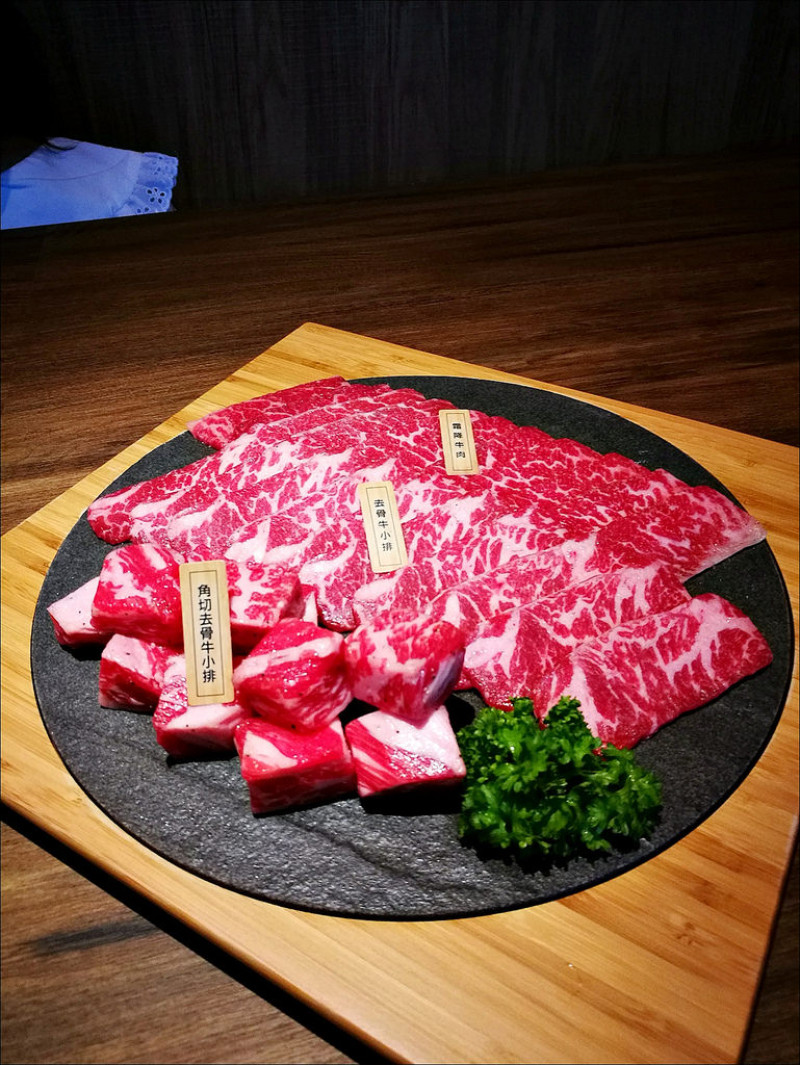 [台中] 茶六燒肉堂 台中朝富店 輕井澤燒肉餐廳 裝潢大氣品質好有屋馬燒肉等級