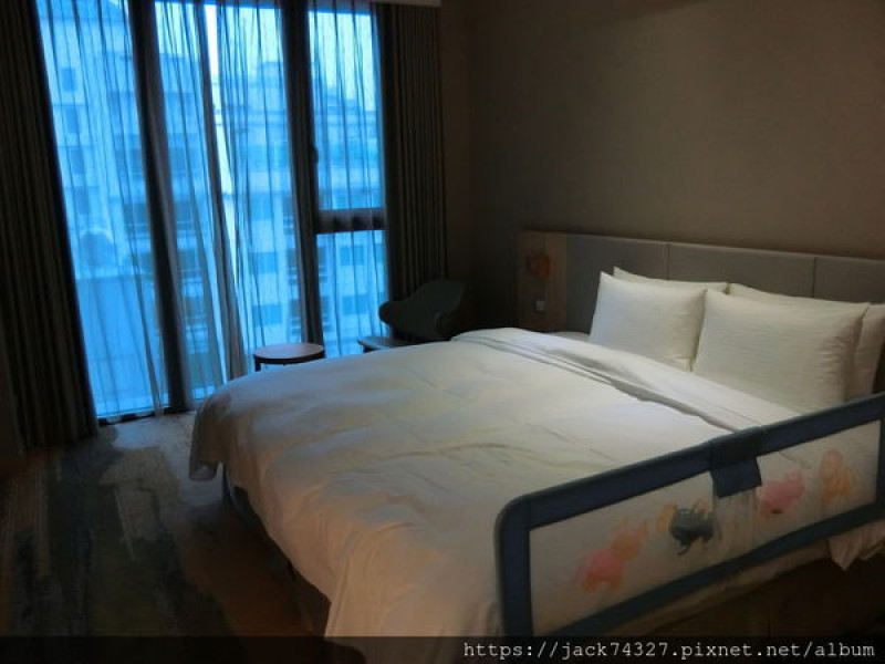 {嘉義住宿}南院旅墅，飯店大廳高挑氣派有泳池，房間新穎乾淨舒適還有浴缸，提供床圍、嬰兒床，可惜沒有提供腳踏車，交通位置不太優