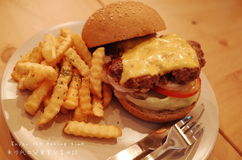 ｜關於美食（台南TAINAN x Buzz Burger 漢堡三明治）｜Enjoy the eating time禾乃氏從口袋掏出食堂分享日誌－多汁多份量，漢堡追隨者的巷弄耍廢放空發呆所，有音樂有搖滾