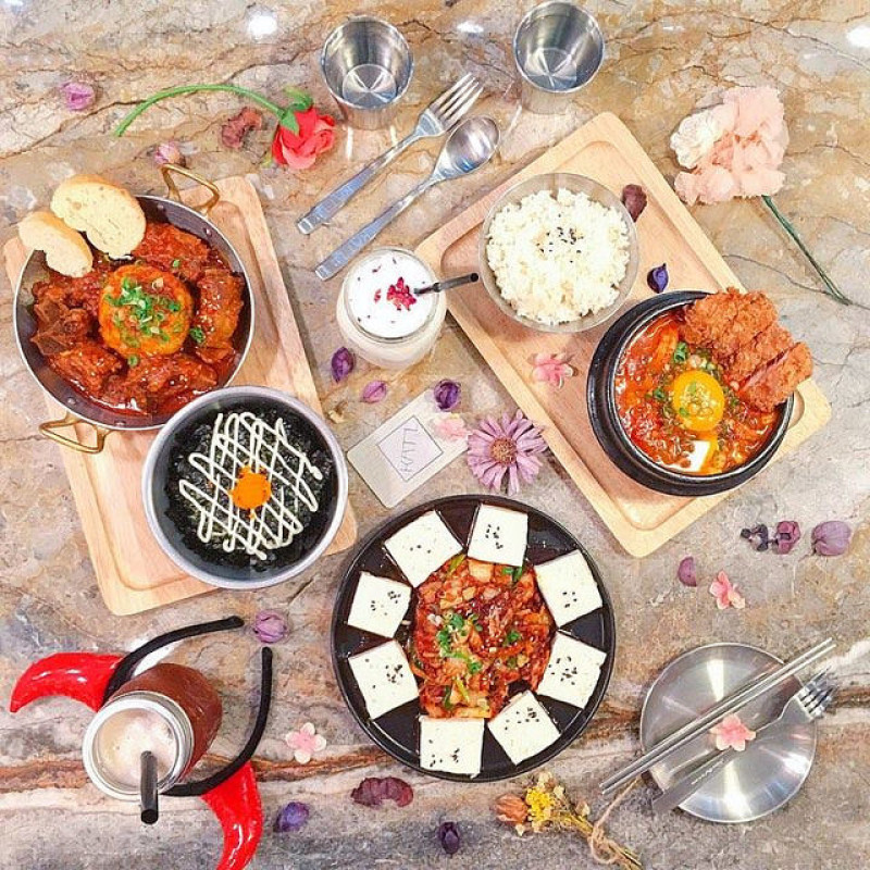 【台中西區 - KATZ 卡司複合式餐廳 美術園道店】台中韓式料理推薦║時尚金屬工業風的環境裡吃韓式料理！6月份推出新餐點！IG熱門打卡地標！豆腐鍋好下飯～