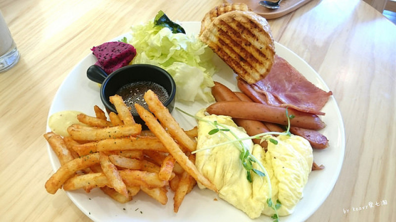 ★高雄左營★早午餐、咖啡下午茶【豐滿高雄左營店】近捷運生態園區站。