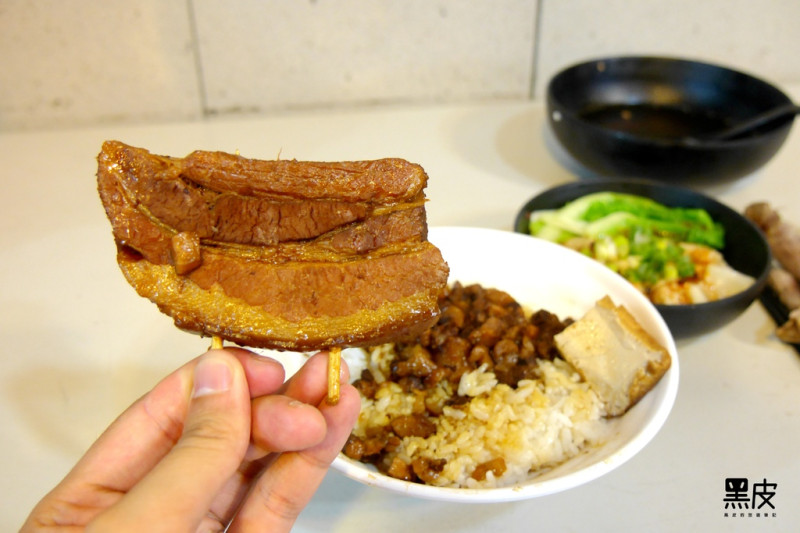 【新北美食】初次見麵。巷弄美食。夏日涼補藥燉排骨。古早味Q彈焢肉飯。全手工創新紅油炒手