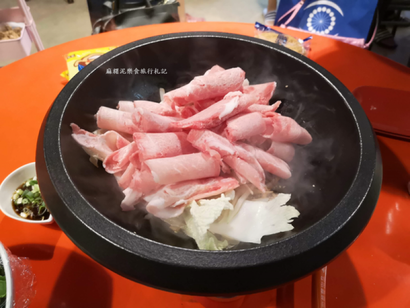【台中 西區】食尚玩家推薦，爆香快炒的火鍋，推著手推車去選菜吧!『食藝石頭火鍋』(內含價位
