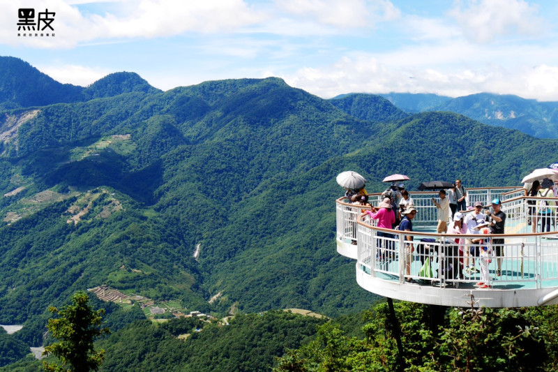 【南投新景點推薦】高空觀景步道。南投熱門景點。IG拍照打卡新地標。讓自己站在群山環繞的國度裡