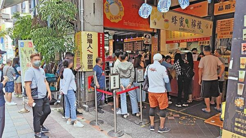 【台北美食】脆皮鮮奶甜甜圈-只要是假日！從開店就開始排隊幾乎沒有斷過的爆人氣甜甜圈店