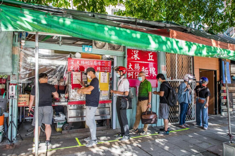 新北市板橋區深丘大腸蚵仔麵線｜無時無刻都在排隊，不起眼鐵皮屋可是在地人最愛大腸蚵仔麵線