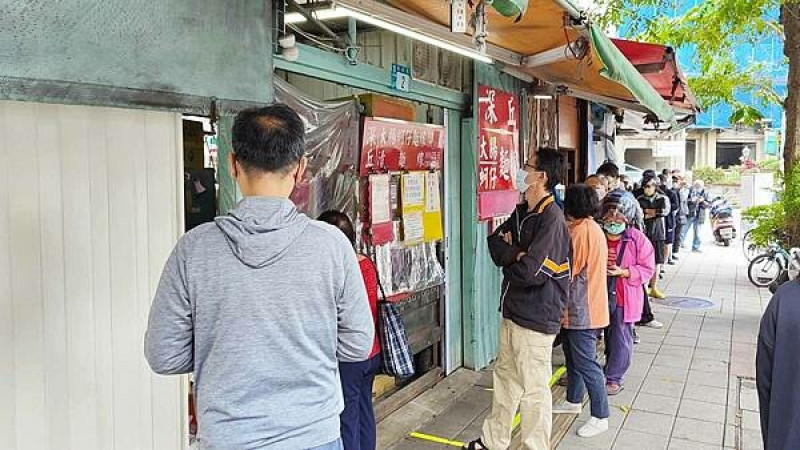 【板橋美食】深丘大腸蚵仔麵線｜板橋人氣最高最多人排隊的麵線店