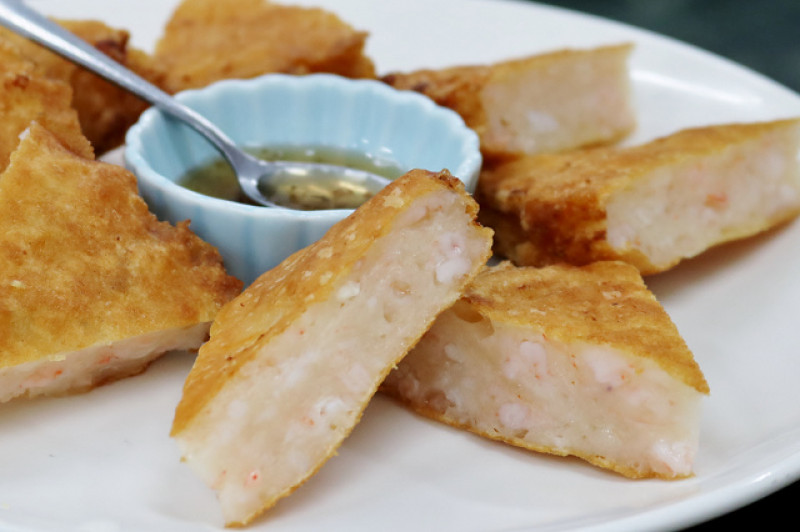 【中壢美食】鴻鑫雲泰美食-極厚月亮蝦餅．平價泰式料裡推薦